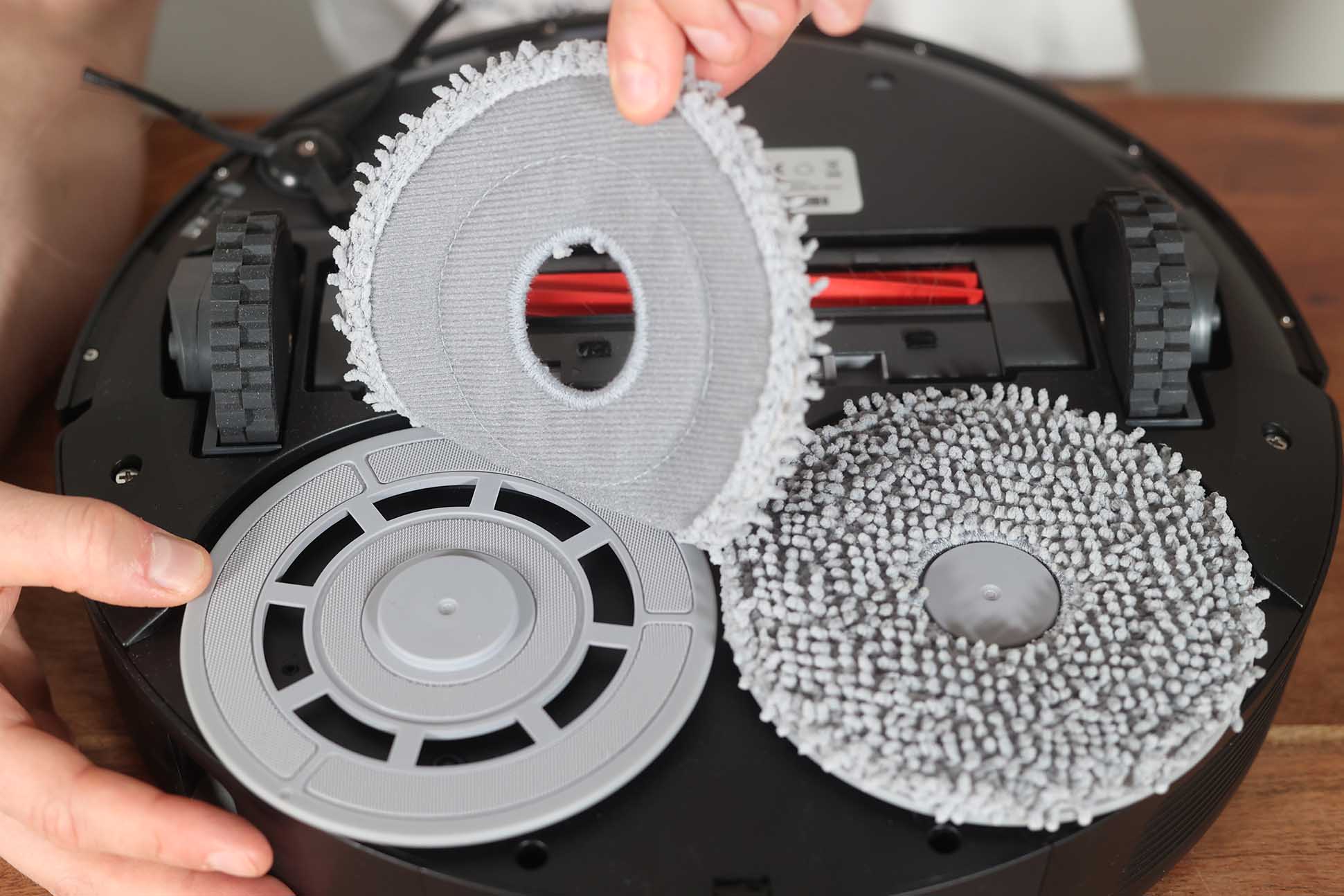 На крупном плане видны салфетки Roborock Q Revo.